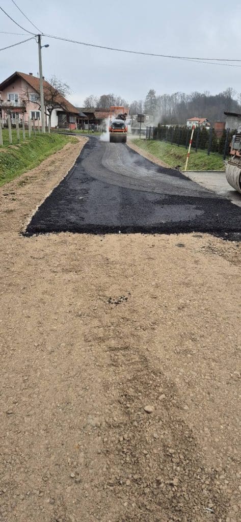U više tuzlanskih naselja radovi na sanaciji puteva (FOTO)
