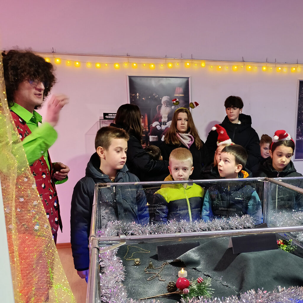 Dobrodošli u čaroliju: Djeda Mrazov Polarni Muzej i dodjela paketića (FOTO/VIDEO) Dobrodošli u čaroliju: Djeda Mrazov Polarni Muzej i dodjela paketića (FOTO/VIDEO)