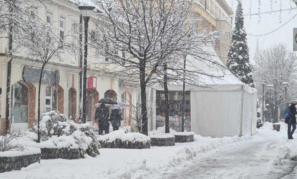 Snijeg zatrpao Tuzlu, nema struje, odgođena nastava u pojedinim školama (FOTO)