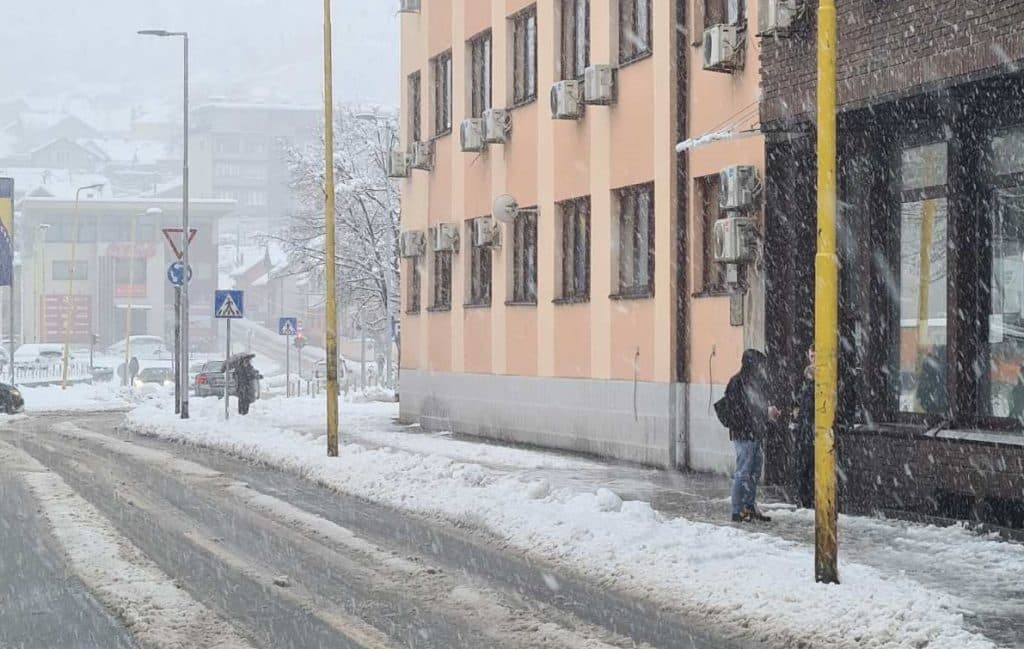 Snijeg zatrpao Tuzlu, nema struje, odgođena nastava u pojedinim školama (FOTO)