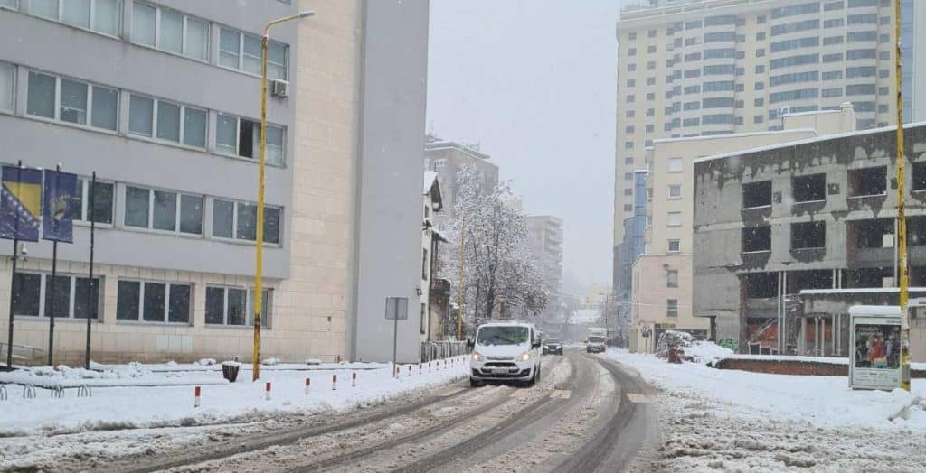 Snijeg zatrpao Tuzlu, nema struje, odgođena nastava u pojedinim školama (FOTO)