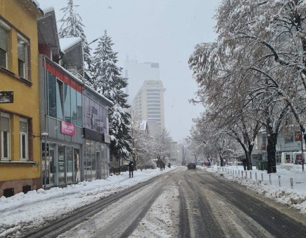 Snijeg zatrpao Tuzlu, nema struje, odgođena nastava u pojedinim školama (FOTO)