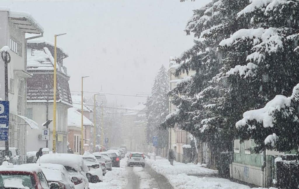 Snijeg zatrpao Tuzlu, nema struje, odgođena nastava u pojedinim školama (FOTO)