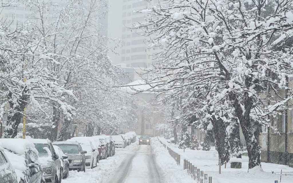 Snijeg zatrpao Tuzlu, nema struje, odgođena nastava u pojedinim školama (FOTO)