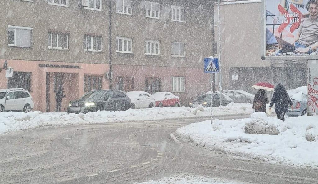 Snijeg zatrpao Tuzlu, nema struje, odgođena nastava u pojedinim školama (FOTO)