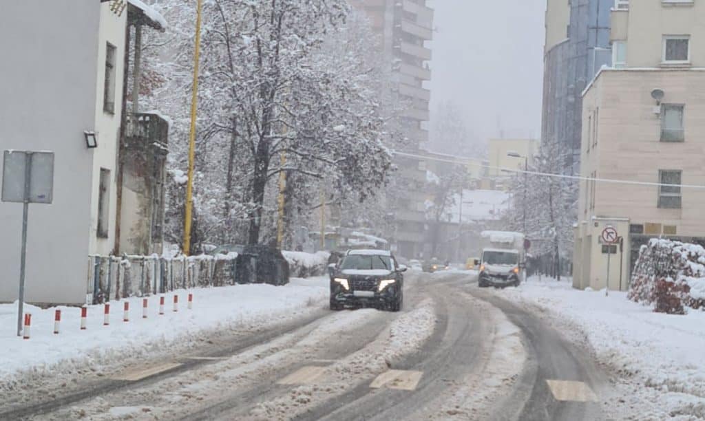 Snijeg zatrpao Tuzlu, nema struje, odgođena nastava u pojedinim školama (FOTO)