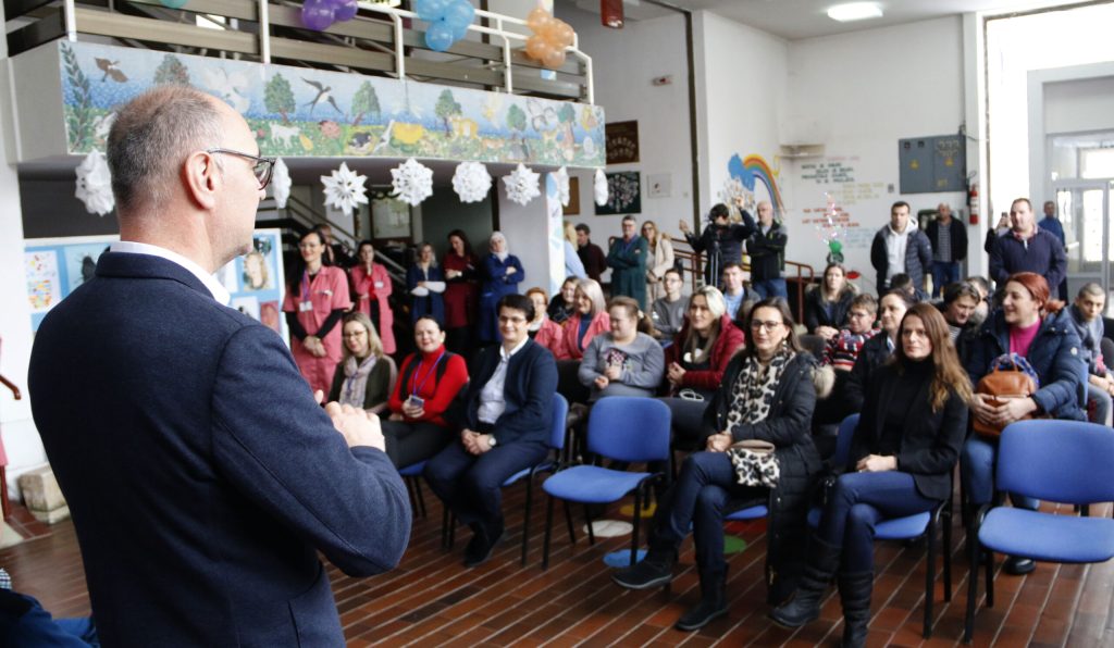 Grad Tuzla i ove godine obezbijedio novogodišnje paketiće za djecu Grad Tuzla i ove godine obezbijedio novogodišnje paketiće za djecu