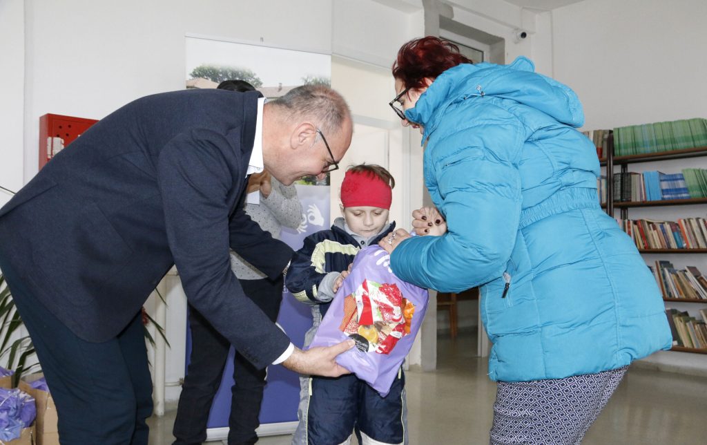 Grad Tuzla i ove godine obezbijedio novogodišnje paketiće za djecu Grad Tuzla i ove godine obezbijedio novogodišnje paketiće za djecu