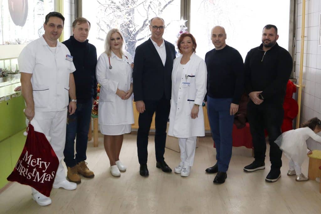 Grad Tuzla i ove godine obezbijedio novogodišnje paketiće za djecu Grad Tuzla i ove godine obezbijedio novogodišnje paketiće za djecu