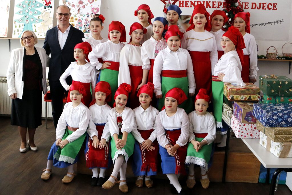 Grad Tuzla i ove godine obezbijedio novogodišnje paketiće za djecu Grad Tuzla i ove godine obezbijedio novogodišnje paketiće za djecu