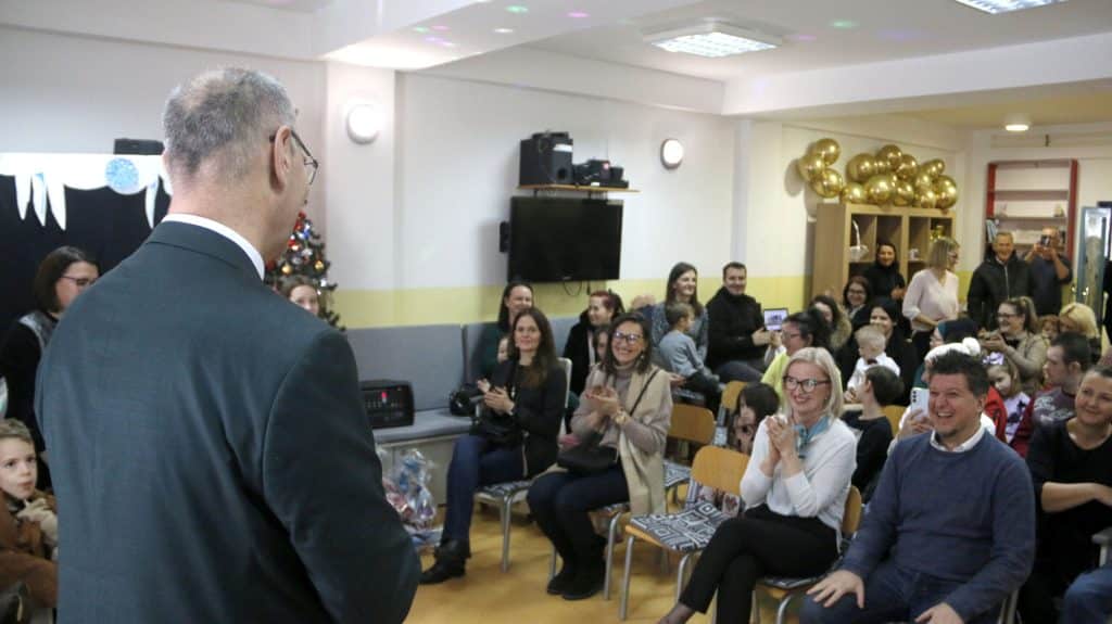 Gradonačelnik Lugavić nastavio tradicionalnu podjelu novogodišnjih paketića djeci Tuzle