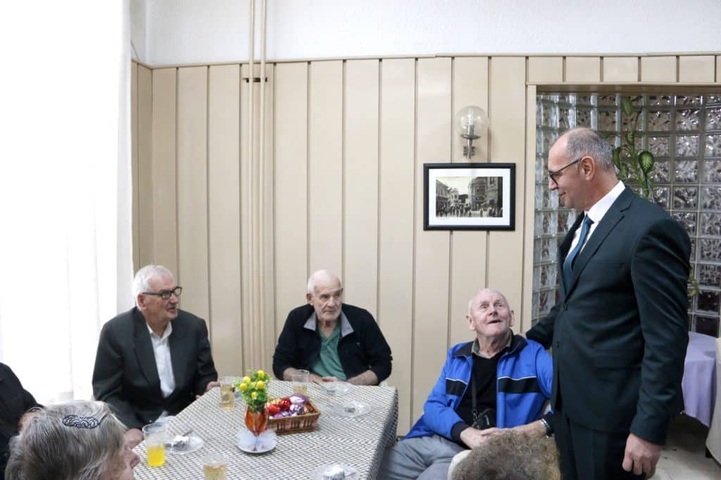 Gradonačelnik Lugavić proslavio Božić s korisnicima JU Dom penzionera