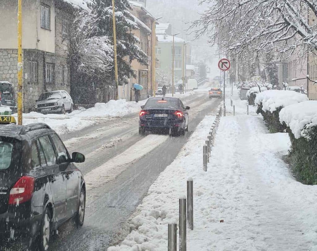 Snijeg zatrpao Tuzlu, nema struje, odgođena nastava u pojedinim školama (FOTO)