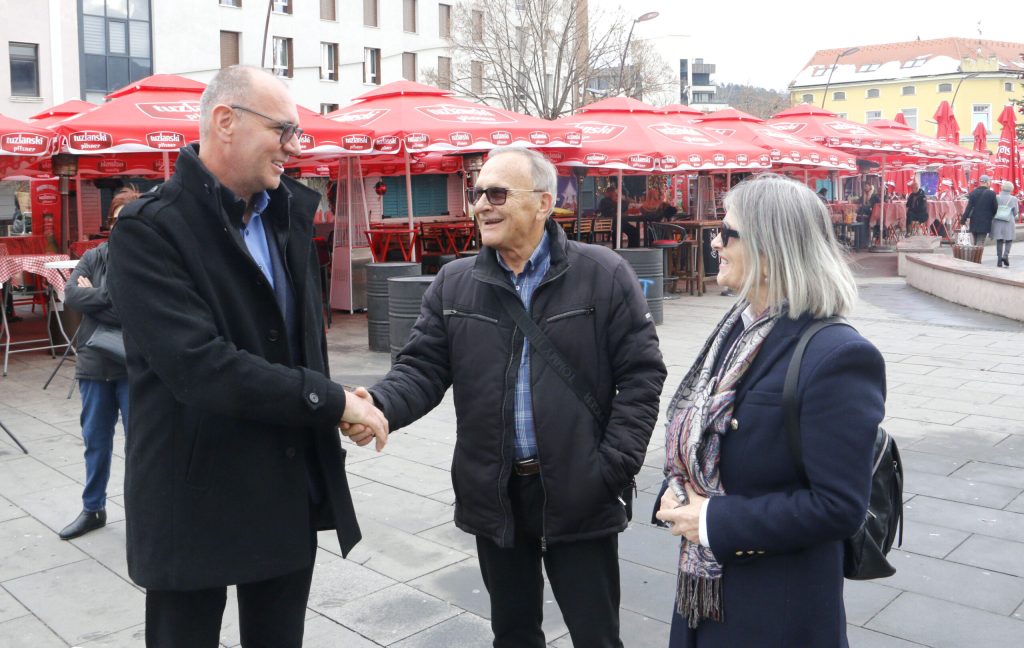 Na Trgu slobode svečano obilježen pravoslavni Božić(FOTO) Na Trgu slobode svečano obilježen pravoslavni Božić(FOTO)