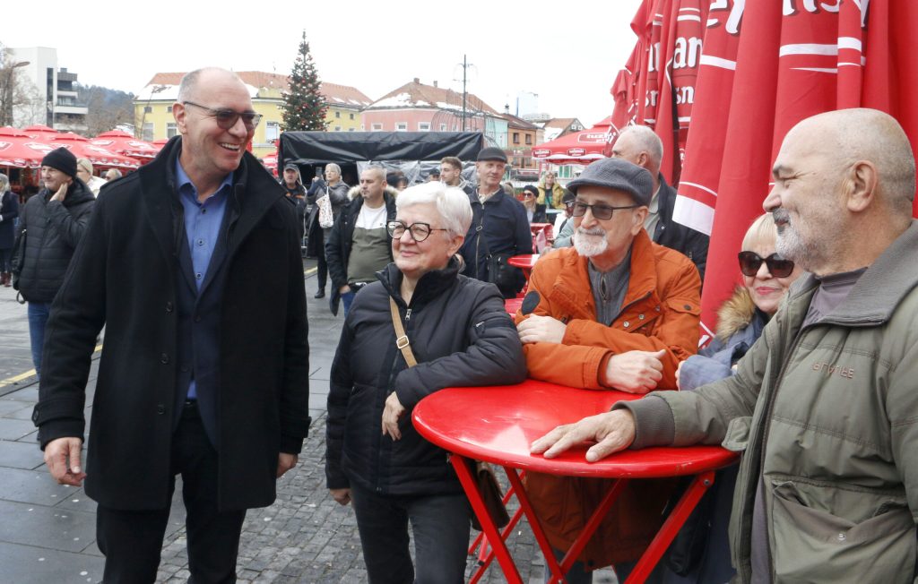 Na Trgu slobode svečano obilježen pravoslavni Božić(FOTO) Na Trgu slobode svečano obilježen pravoslavni Božić(FOTO)