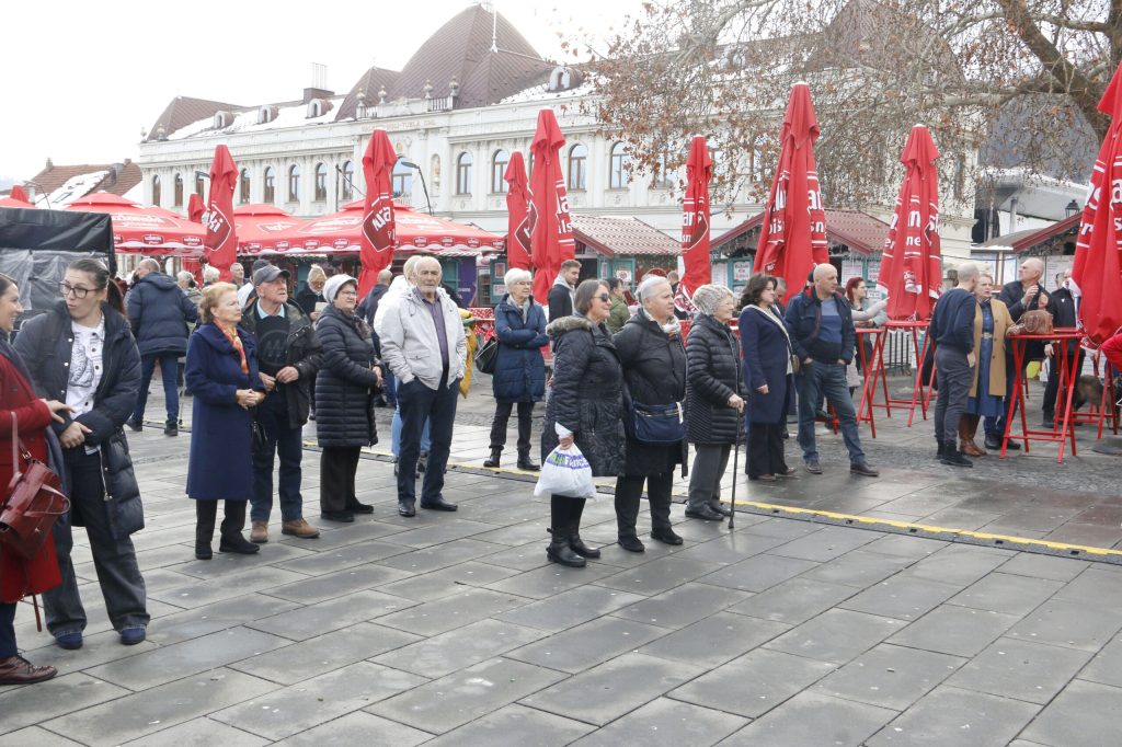 Na Trgu slobode svečano obilježen pravoslavni Božić(FOTO) Na Trgu slobode svečano obilježen pravoslavni Božić(FOTO)
