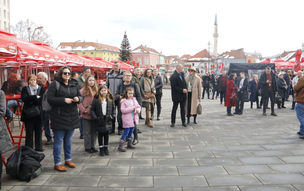 Na Trgu slobode svečano obilježen pravoslavni Božić(FOTO) Na Trgu slobode svečano obilježen pravoslavni Božić(FOTO)