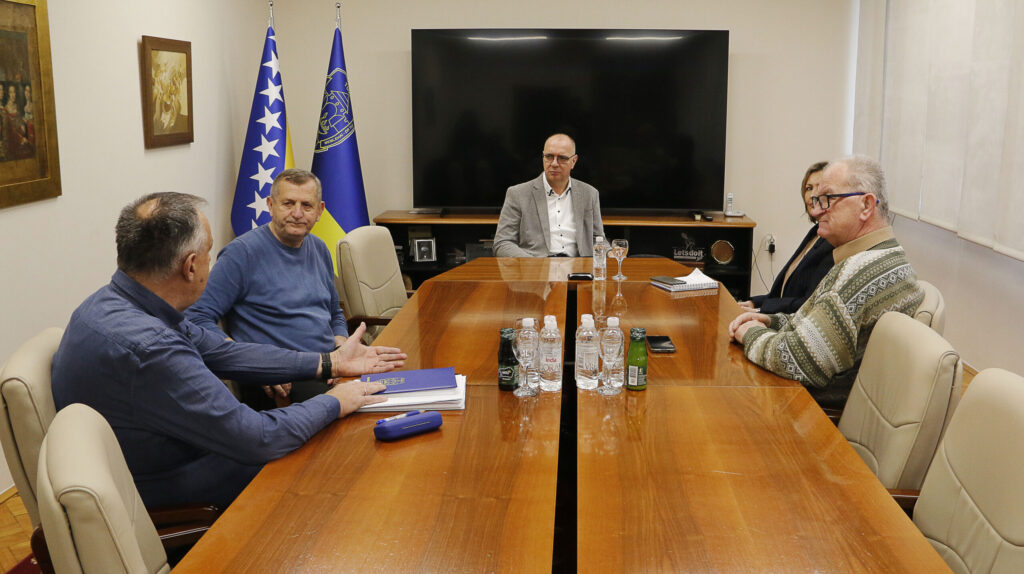 Gradonačelnik Tuzle razgovarao sa predstavnicima Inicijativne grupe Aktivno starenje Kreka (FOTO) Gradonačelnik Tuzle razgovarao sa predstavnicima Inicijativne grupe Aktivno starenje Kreka (FOTO)