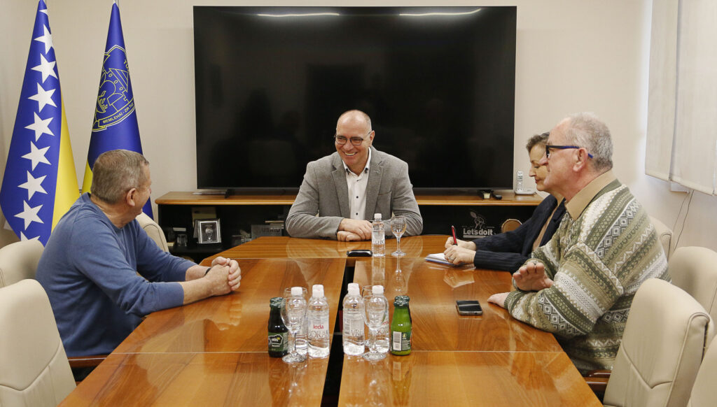Gradonačelnik Tuzle razgovarao sa predstavnicima Inicijativne grupe Aktivno starenje Kreka (FOTO) Gradonačelnik Tuzle razgovarao sa predstavnicima Inicijativne grupe Aktivno starenje Kreka (FOTO)