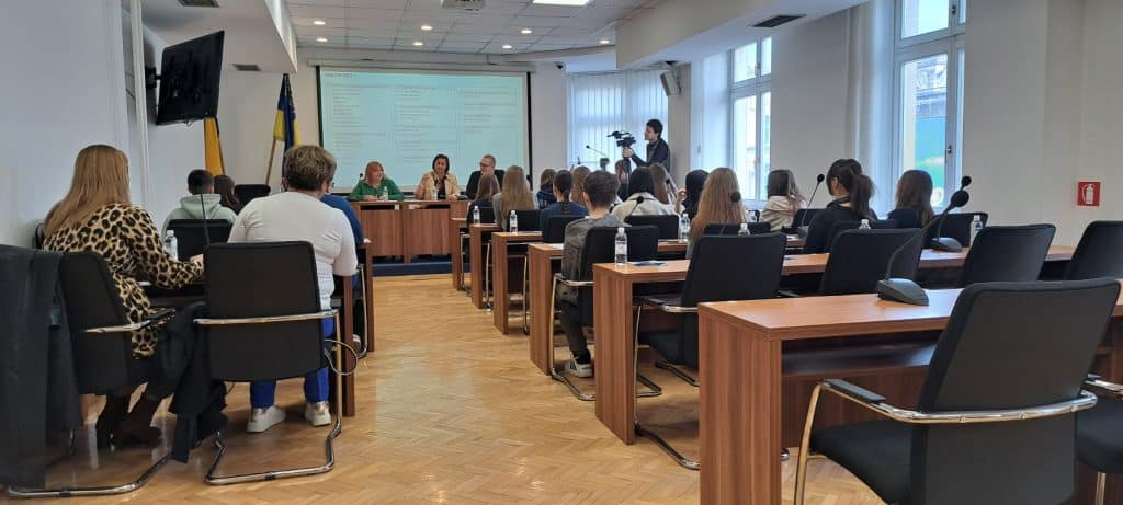 Učenici OŠ „Tušanj“ u posjeti Gradskom vijeću Tuzla Učenici OŠ „Tušanj“ u posjeti Gradskom vijeću Tuzla