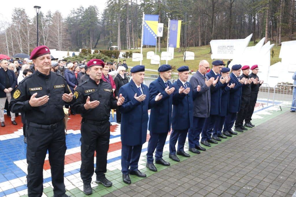 Grad Tuzla dostojanstveno obilježio Dan nezavisnosti – simbol zajedništva, slobode i budućnosti Bosne i Hercegovine Grad Tuzla dostojanstveno obilježio Dan nezavisnosti – simbol zajedništva, slobode i budućnosti Bosne i Hercegovine