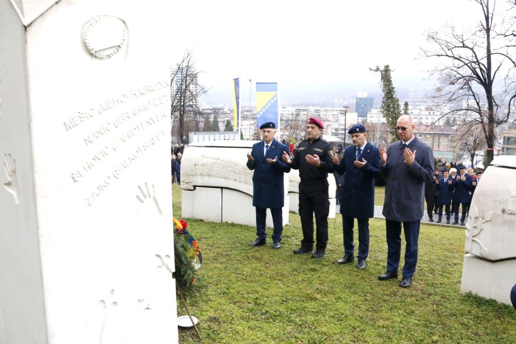 Grad Tuzla dostojanstveno obilježio Dan nezavisnosti – simbol zajedništva, slobode i budućnosti Bosne i Hercegovine Grad Tuzla dostojanstveno obilježio Dan nezavisnosti – simbol zajedništva, slobode i budućnosti Bosne i Hercegovine
