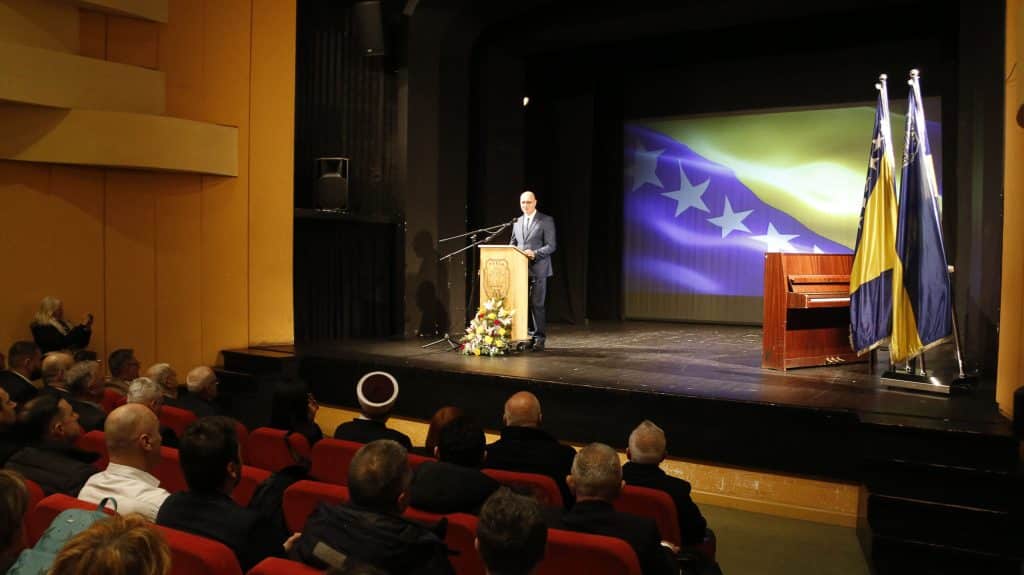Grad Tuzla dostojanstveno obilježio Dan nezavisnosti – simbol zajedništva, slobode i budućnosti Bosne i Hercegovine Grad Tuzla dostojanstveno obilježio Dan nezavisnosti – simbol zajedništva, slobode i budućnosti Bosne i Hercegovine