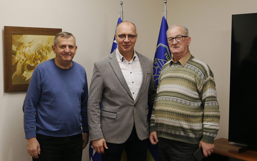 Gradonačelnik Tuzle razgovarao sa predstavnicima Inicijativne grupe Aktivno starenje Kreka (FOTO) Gradonačelnik Tuzle razgovarao sa predstavnicima Inicijativne grupe Aktivno starenje Kreka (FOTO)