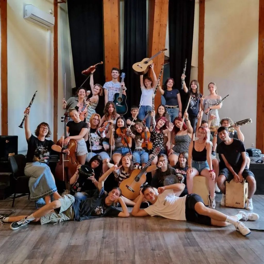 Muzika kao pokretač promjena! Priča o Nedimu Tinjiću i akustikUm-u Muzika kao pokretač promjena! Priča o Nedimu Tinjiću i akustikUm-u