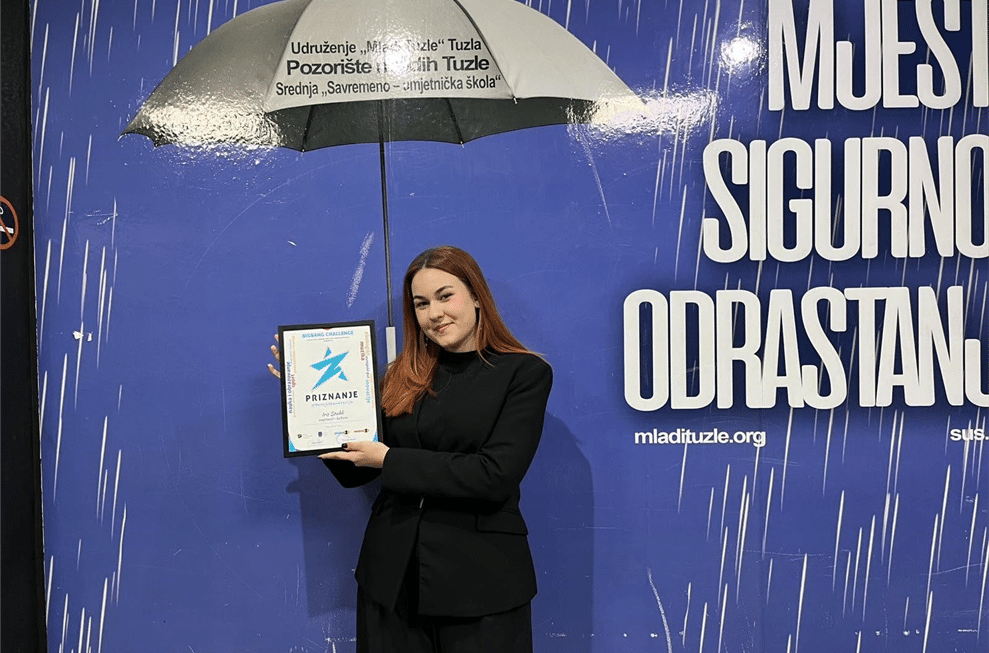 Mlada tuzlanska umjetnica Iris Stuhli: ''Umjetnost je u svakome od nas, samo je treba prepoznati'' Mlada tuzlanska umjetnica Iris Stuhli: ''Umjetnost je u svakome od nas, samo je treba prepoznati''