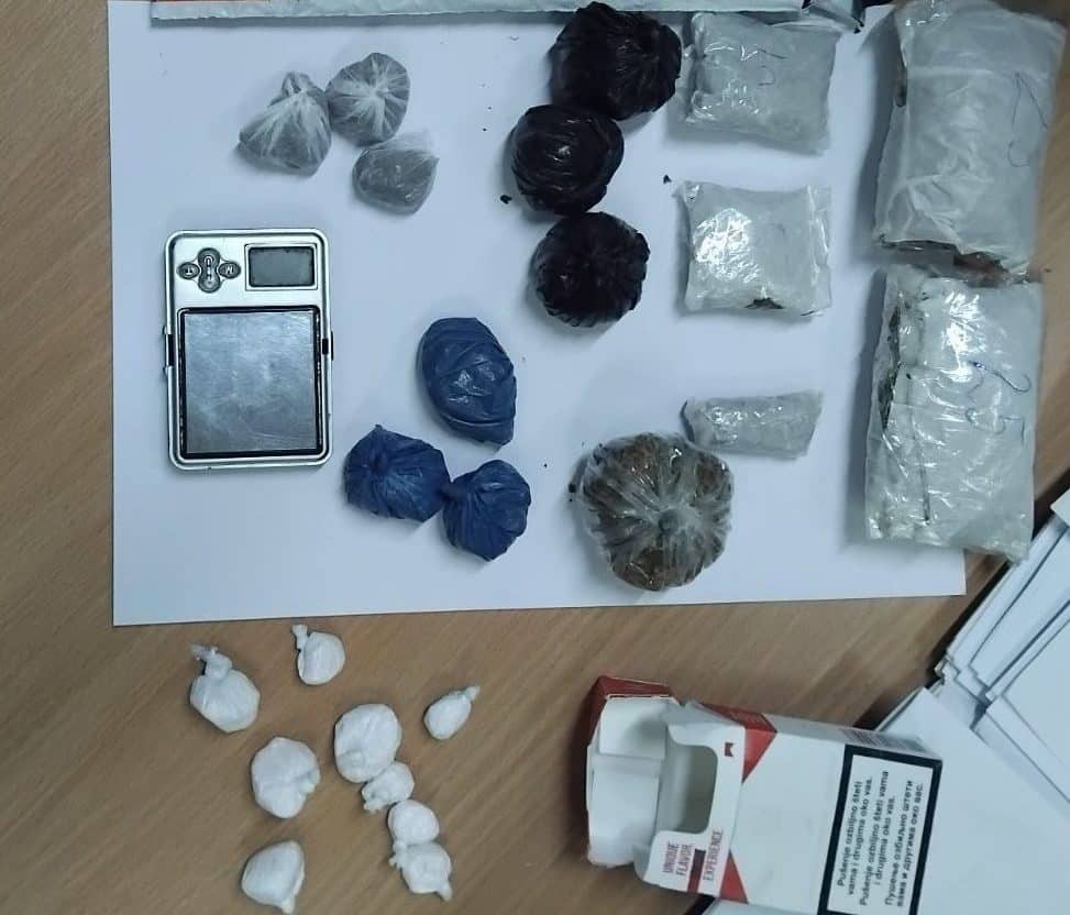Policija TK zaplijenila opojne droge u pretresima na više lokacija (FOTO) Policija TK zaplijenila opojne droge u pretresima na više lokacija (FOTO)