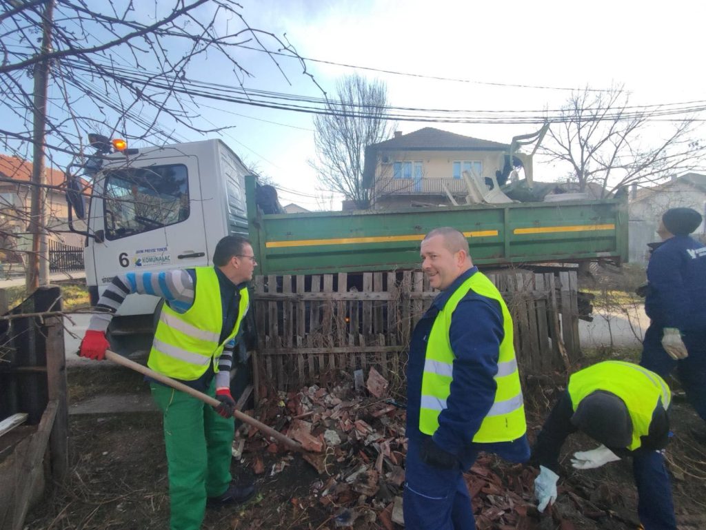 U Tuzli počele aktivnosti proljetnog čišćenja i uređenja javnih površina (FOTO) U Tuzli počele aktivnosti proljetnog čišćenja i uređenja javnih površina (FOTO)
