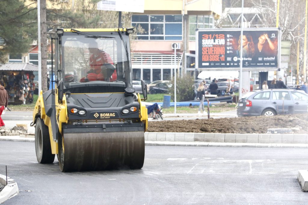 Radovi na kružnom toku Slatina u završnoj fazi (FOTO) Radovi na kružnom toku Slatina u završnoj fazi (FOTO)
