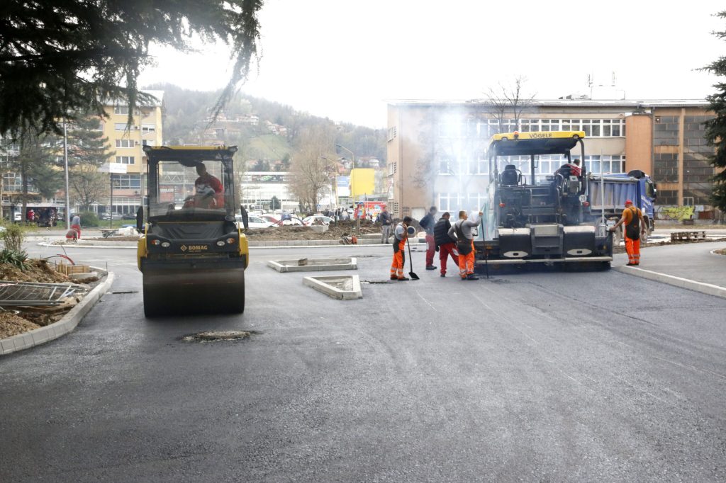 Radovi na kružnom toku Slatina u završnoj fazi (FOTO) Radovi na kružnom toku Slatina u završnoj fazi (FOTO)
