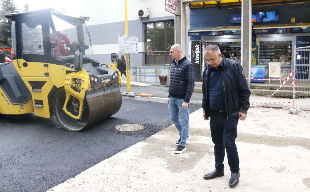 Radovi na kružnom toku Slatina u završnoj fazi (FOTO) Radovi na kružnom toku Slatina u završnoj fazi (FOTO)