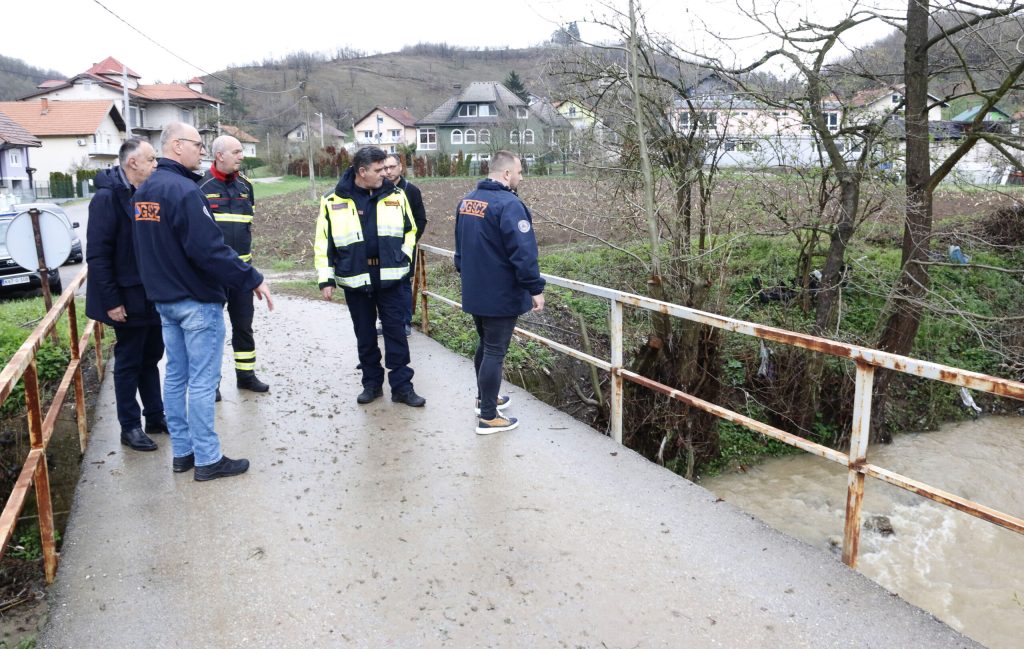 Gradonačelnik Tuzle sa saradnicima na terenu – sve službe u pripravnosti zbog obilnih padavina (FOTO)