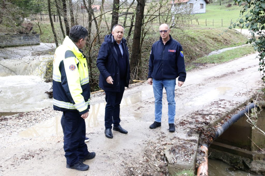 Gradonačelnik Tuzle sa saradnicima na terenu – sve službe u pripravnosti zbog obilnih padavina (FOTO)