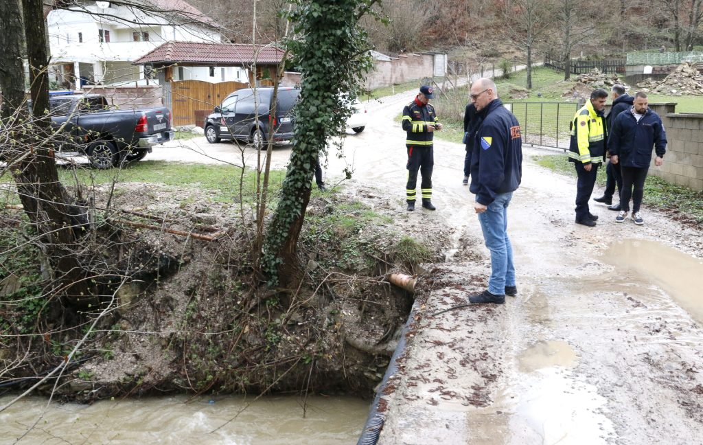 Gradonačelnik Tuzle sa saradnicima na terenu – sve službe u pripravnosti zbog obilnih padavina (FOTO)
