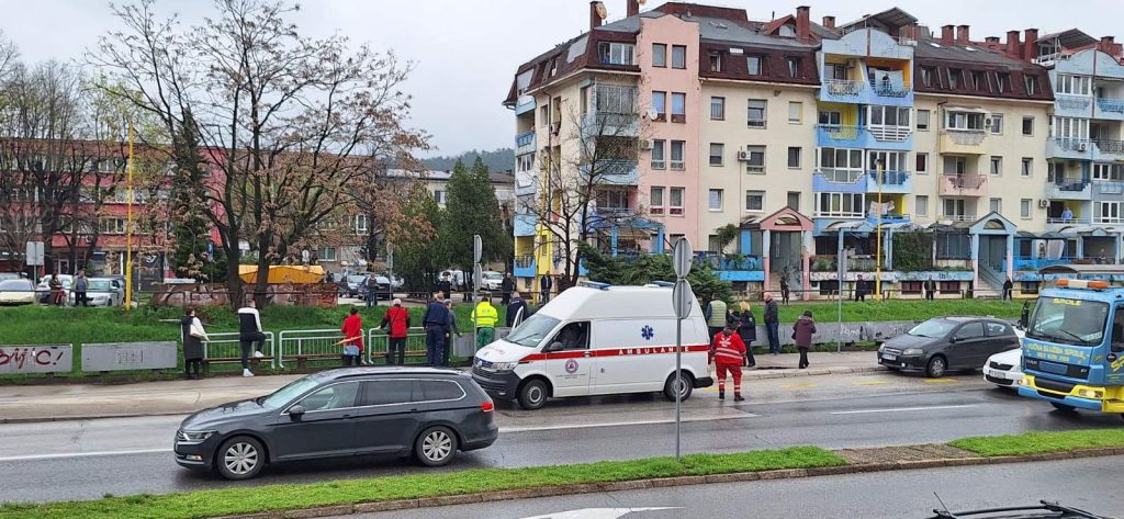 Drama u centru Tuzle: Policajac pao u rijeku tokom potjere za kriminalcem (FOTO) Drama u centru Tuzle: Policajac pao u rijeku tokom potjere za kriminalcem (FOTO)