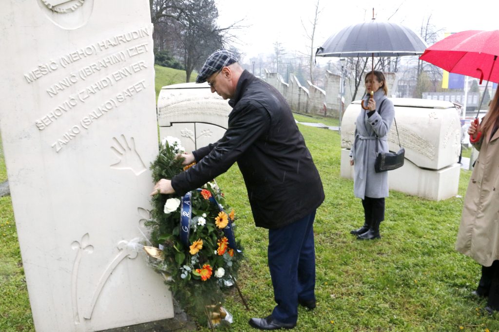 U Tuzli obilježen „Dan šehida“, u znak sjećanja na hrabre branitelje Bosne i Hercegovine U Tuzli obilježen „Dan šehida“, u znak sjećanja na hrabre branitelje Bosne i Hercegovine