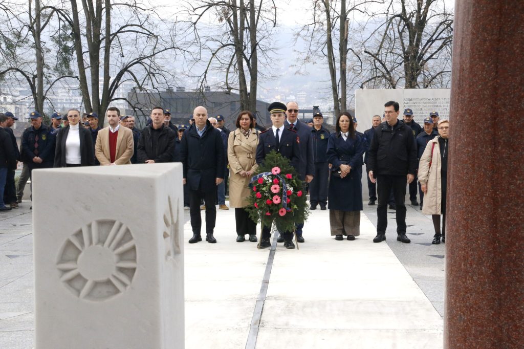 Tuzla obilježila 4. april – Dan kada je Tuzla stala u odbranu zajedničkog života (FOTO) Tuzla obilježila 4. april – Dan kada je Tuzla stala u odbranu zajedničkog života (FOTO)