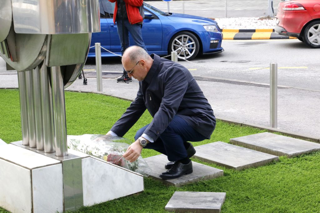 Tuzla obilježila 4. april – Dan kada je Tuzla stala u odbranu zajedničkog života (FOTO) Tuzla obilježila 4. april – Dan kada je Tuzla stala u odbranu zajedničkog života (FOTO)
