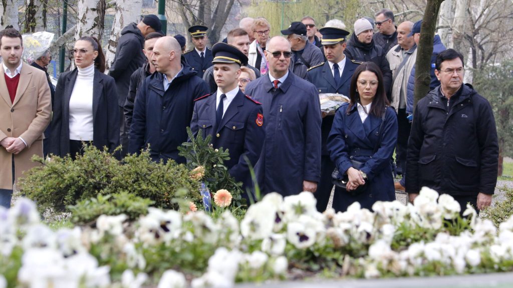 Tuzla obilježila 4. april – Dan kada je Tuzla stala u odbranu zajedničkog života (FOTO) Tuzla obilježila 4. april – Dan kada je Tuzla stala u odbranu zajedničkog života (FOTO)