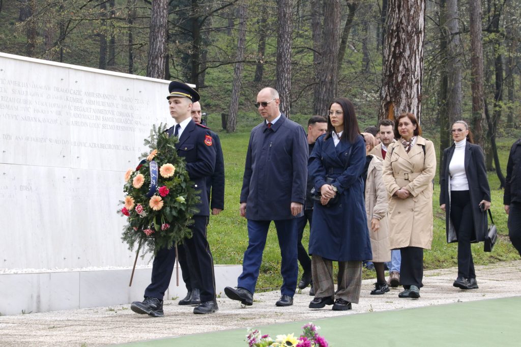 Tuzla obilježila 4. april – Dan kada je Tuzla stala u odbranu zajedničkog života (FOTO) Tuzla obilježila 4. april – Dan kada je Tuzla stala u odbranu zajedničkog života (FOTO)