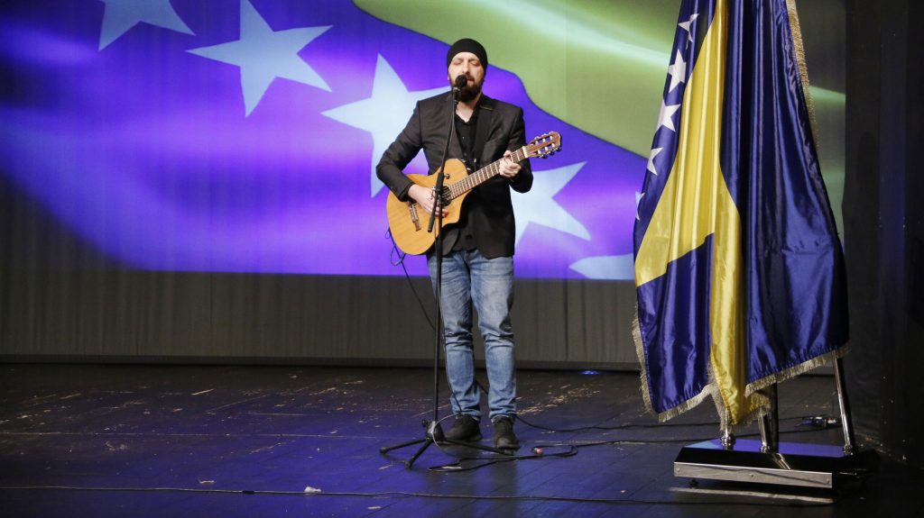 Tuzla obilježila 4. april – Dan kada je Tuzla stala u odbranu zajedničkog života (FOTO) Tuzla obilježila 4. april – Dan kada je Tuzla stala u odbranu zajedničkog života (FOTO)