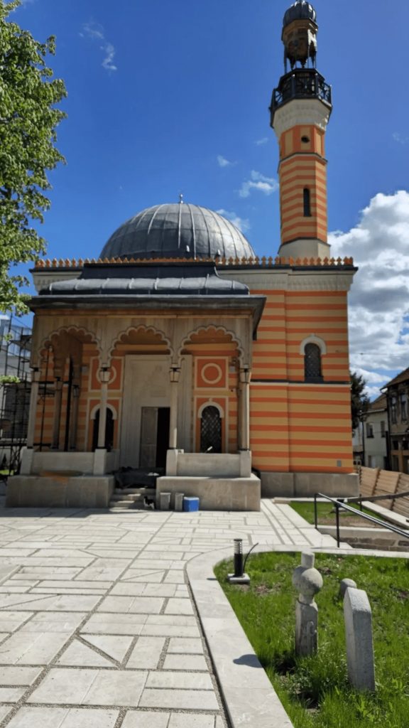 Simbol Tuzle ponovo zablistao: Evo kako izgleda obnovljena Šarena džamija (FOTO)