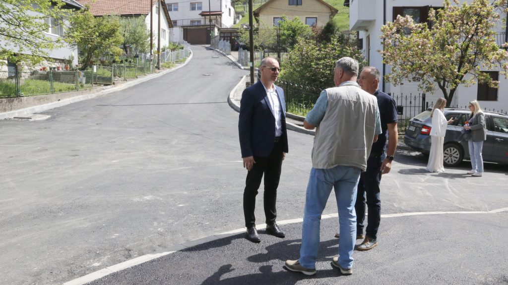(FOTO)U toku radovi na unapređenju putne infrastrukture u tuzlanskoj ulici Slavka Mičića