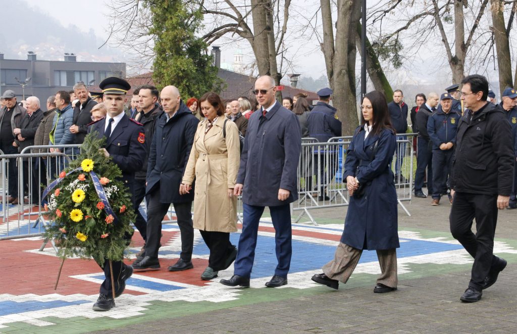 Tuzla obilježila 4. april – Dan kada je Tuzla stala u odbranu zajedničkog života (FOTO) Tuzla obilježila 4. april – Dan kada je Tuzla stala u odbranu zajedničkog života (FOTO)