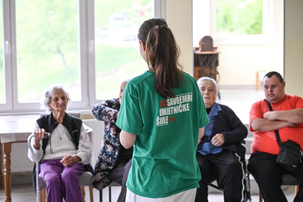 Učenici Savremeno – umjetničke škole pokrenuli programe za osobe treće životne dobi (FOTO) Učenici Savremeno – umjetničke škole pokrenuli programe za osobe treće životne dobi (FOTO)