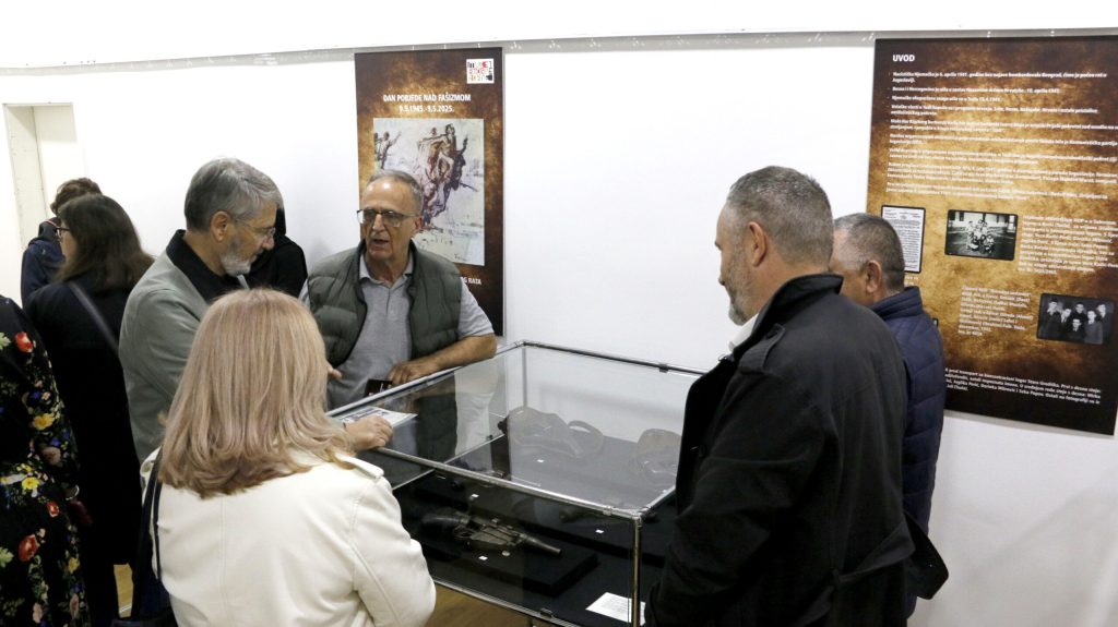 Gradonačelnik Lugavić otvorio izložbu „Iz zbirke narodnooslobodilačkog rata 1941–1945” u Muzeju istočne Bosne Gradonačelnik Lugavić otvorio izložbu „Iz zbirke narodnooslobodilačkog rata 1941–1945” u Muzeju istočne Bosne